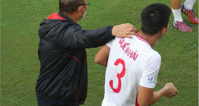 VIDEO: Quế Ngọc Hải bị HLV Park cho ăn 'chưởng' vì tội đòi quà