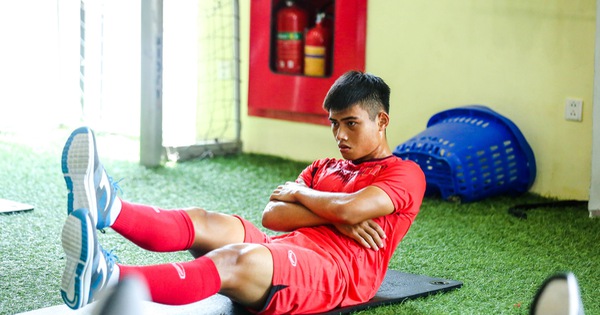 VIDEO: HLV Troussier ấn tượng đặc biệt với sao trẻ Hải Phòng