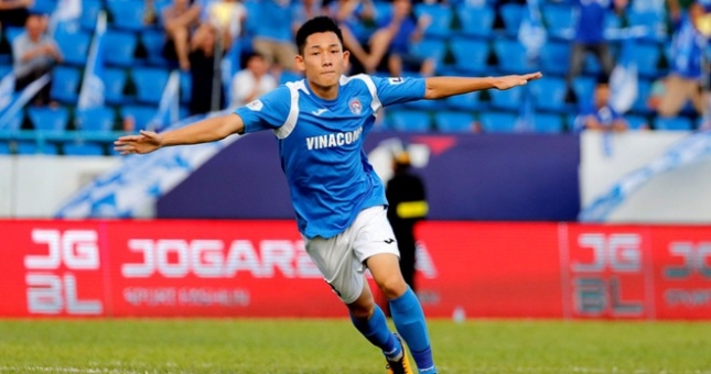 VIDEO: 'Sao trẻ đặc biệt' ghi bàn khiến HLV Park trao đổi ngay với trợ lý