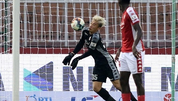 VIDEO: Bùi Tiến Dũng đứng 'chôn chân' bất lực nhìn tiền đạo HAGL xé lưới