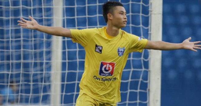 VIDEO: 'Truyền nhân của Phan Văn Đức' rực sáng với 1 cú hat-trick
