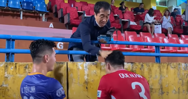 VIDEO: Trợ lý HLV Park đánh Quế Ngọc Hải vì dám 'chém' Tiến Linh