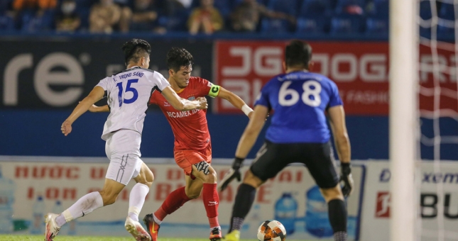 VIDEO: Tiền đạo ĐTVN ghi bàn đẳng cấp khiến hậu vệ HAGL cãi nhau 