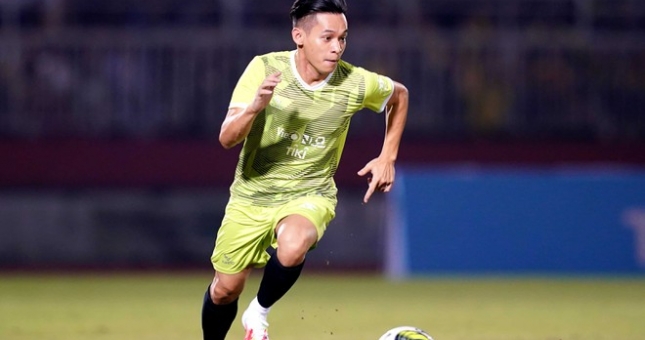 VIDEO: Độ Mixi 'đi vào lòng đất' với pha bóng đánh lừa chính bản thân