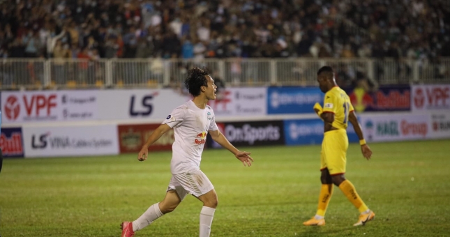 Văn Toàn tỏa sáng, HAGL lội ngược dòng ngoạn mục trước SLNA