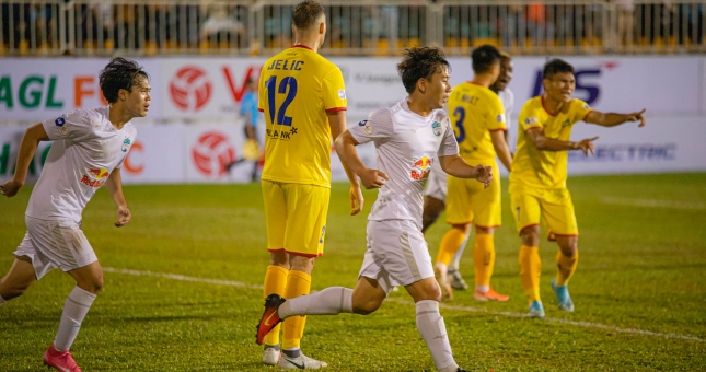 Văn Toàn, Minh Vương 'cứu nguy' cho Kiatisak