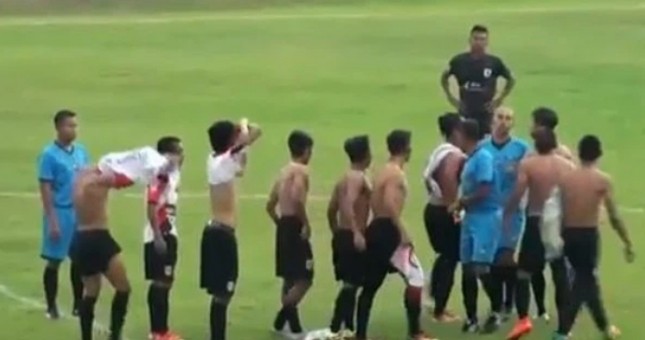 VIDEO: Chán đá bóng, cầu thủ và trọng tài Iraq hỗn chiến kinh hoàng