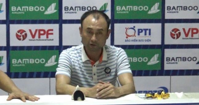 HAGL coach Lee Tae-hoon gently warns Xuan Truong after coming back from Buriram