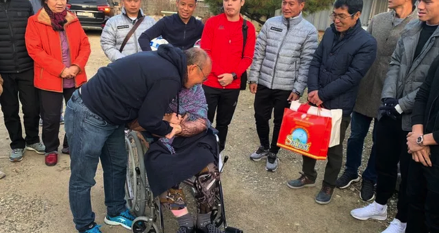 Park Hang-seo visiting his 97-year-old mother bursts into tear