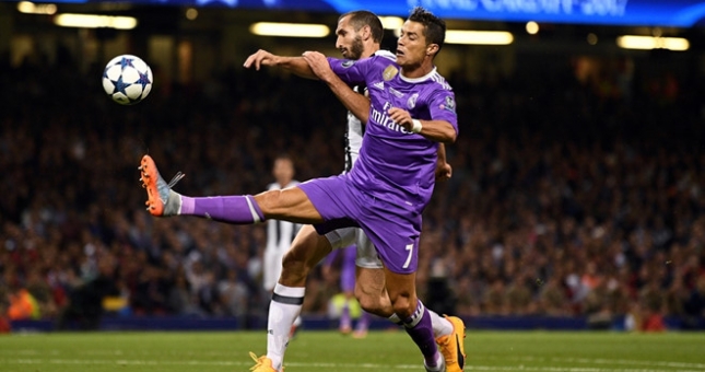 VIDEO: Những pha ăn bàn may mắn đến ngỡ ngàng của các cầu thủ trên thế giới.