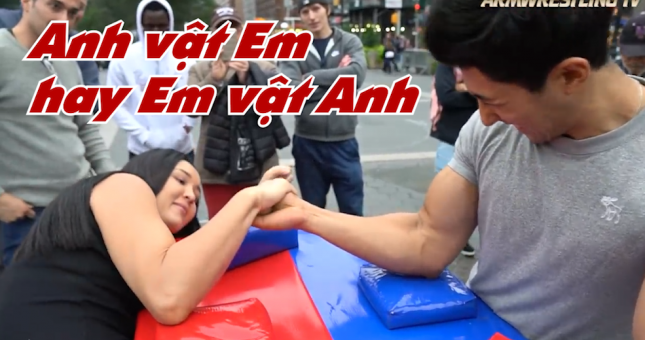 VIDEO: Cận cảnh cô gái 'gạ' vật tay với các chàng trai trên đường phố New York