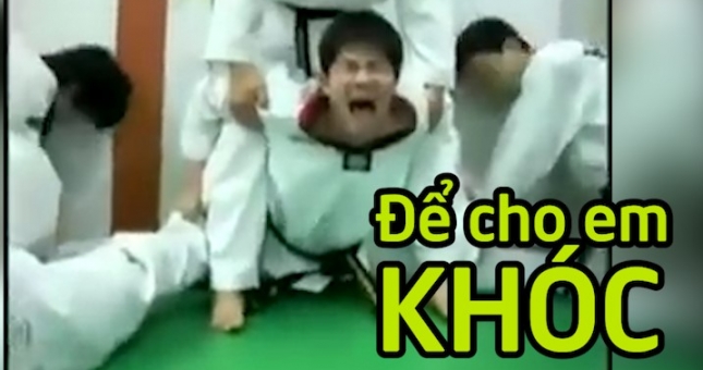 VIDEO: Màn ép dẻo ' thốn đến tận rốn' của võ sinh teakwondo