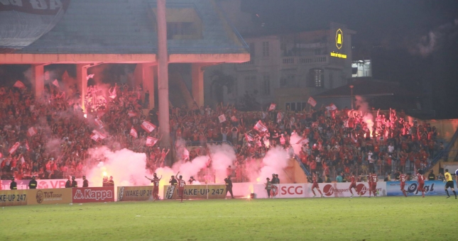 Để lọt 1 quả pháo sáng, SVĐ Hàng Đẫy tiếp tục bị xử phạt