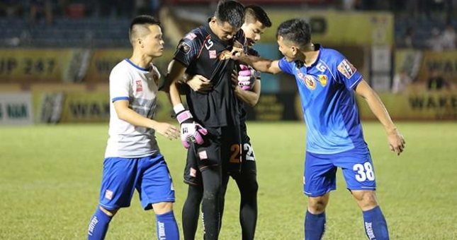 Pha ăn vạ của thủ môn Quảng Nam bị CĐV quốc tế chỉ trích dữ dội