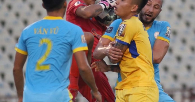 Rượt đuổi tỉ số hấp dẫn, Khánh Hoà đẩy Quảng Nam xuống bét bảng