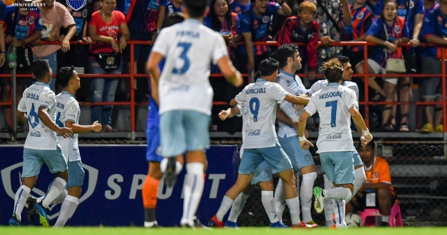 Xuân Trường dự bị, Buriram United leo lên ngôi đầu bảng