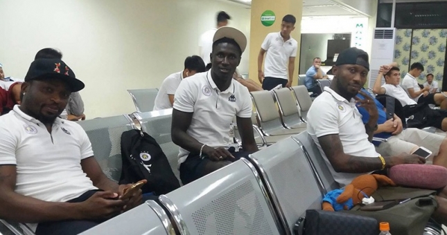 Các cầu thủ Hà Nội FC bị 'hành xác' ở sân bay Philippines