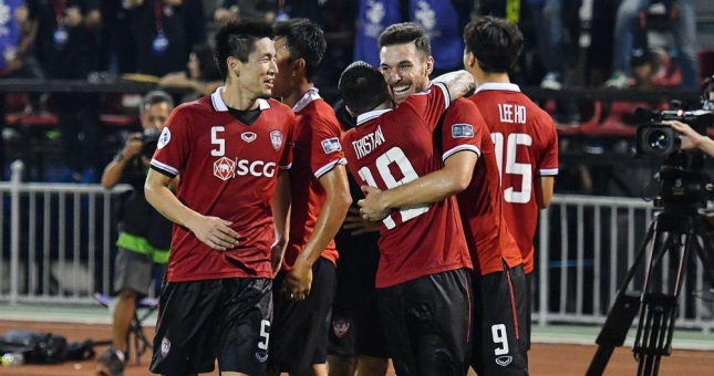 1 thẻ đỏ, sự xuất sắc của Văn Lâm và cú bứt phá trên BXH Thai League