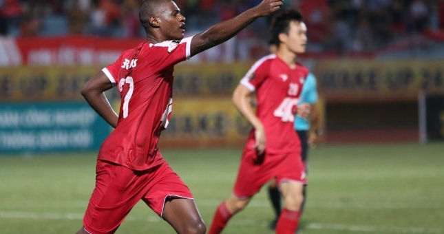 Gục ngã trên SVĐ Hàng Đẫy, ngôi đầu bảng của TPHCM lung lay dữ dội