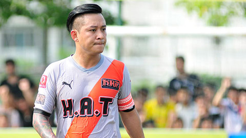 VIDEO: Ca sỹ Tuấn Hưng ghi bàn như Ronaldinho trên sân Phủi