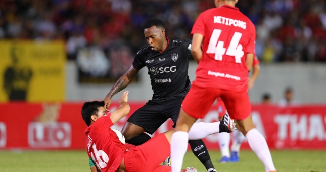 Đội bóng của Đặng Văn Lâm xuất sắc giành điểm dù thi đấu thiếu người