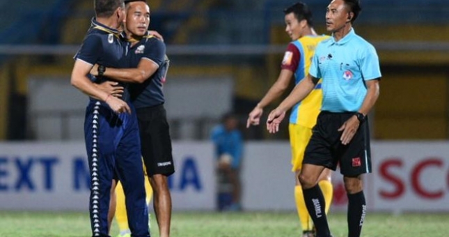 HLV Chu Đình Nghiêm: 'Trọng tài bắt trận rất non kinh nghiệm'