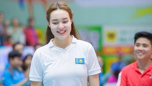 Hoa khôi Dinara toả nắng ở giải bóng chuyền nữ U23 châu Á