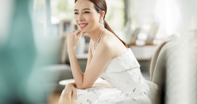 Vẻ sang trọng và quý phái của nữ chủ tịch CLB Thái Lan