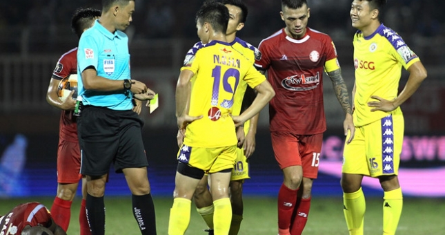 VIDEO: Tình huống gây tranh cãi trong trận đấu TPHCM vs Hà Nội
