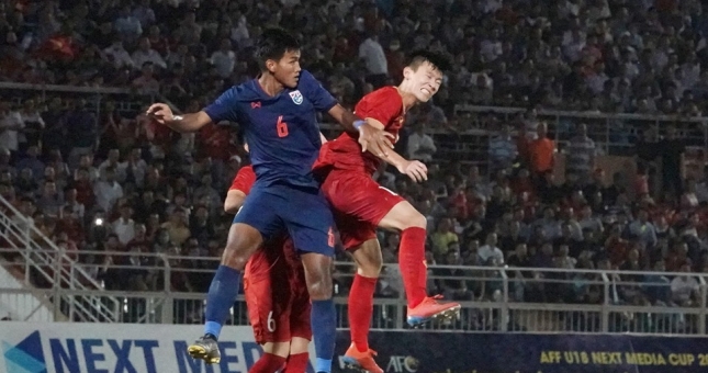 VIDEO: Cầu thủ U18 Thái Lan tức giận, đá bóng thẳng vào người Kim Nhật