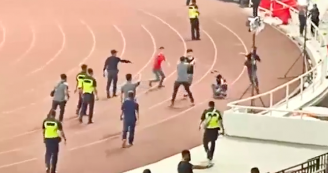 VIDEO: CĐV Indonesia và Malaysia hỗn chiến ở VL WC 2022