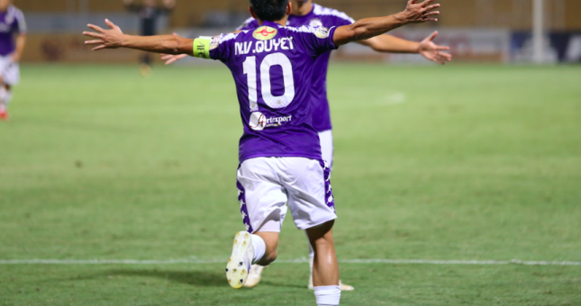 Pháo sáng! Văn Quyết còn sáng hơn!