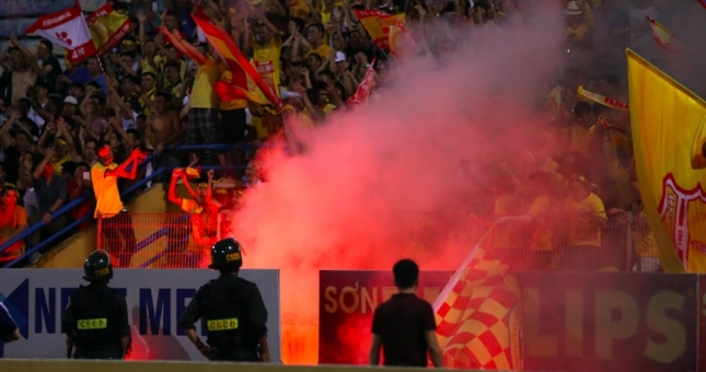 Khởi tố vụ đốt pháo sáng trên sân Hàng Đẫy, triệu tập 14 CĐV Nam Định