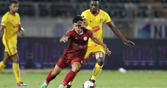 Nam Định đánh rơi chiến thắng trước TPHCM tại Thiên Trường