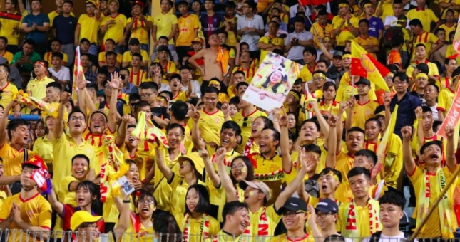 HLV Nam Định: 'CĐV đốt pháo sáng do bức xúc với bầu Hiển'