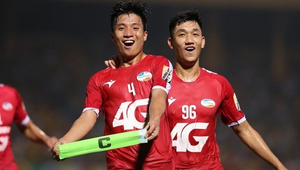 Bùi Tiến Dũng giúp Viettel chiến thắng với siêu phẩm 'xe đạp chổng ngược'