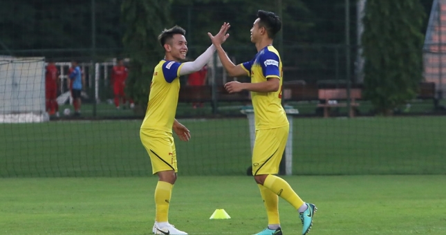 Tuyển Việt Nam tập nhẹ trong ngày đầu hội quân