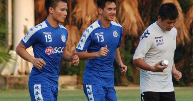 VIDEO: Hà Nội FC hỏng kế hoạch chuẩn bị cho chung kết Cúp QG vì mưa bão