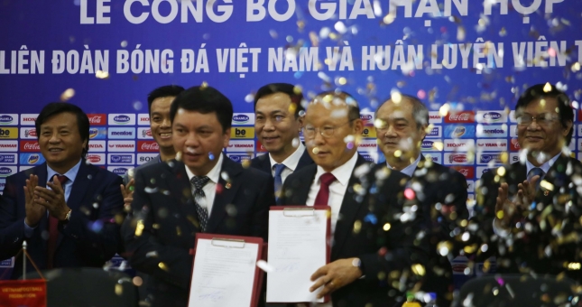 VIDEO: HLV Park Hang Seo cảm ơn bầu Đức trong ngày gia hạn với VFF