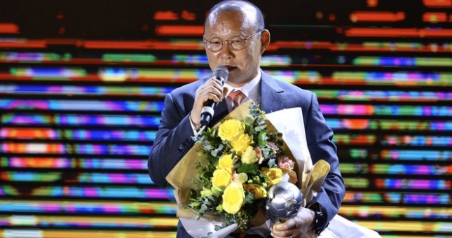 Ông Park Hang Seo thắng giải HLV nam của năm tại AFF Awards 
