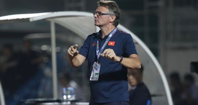 HLV U19 VN: 'Tôi không thể hài lòng với thế trận và tỷ số'