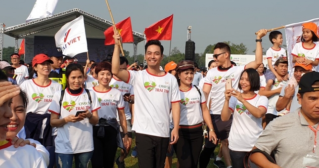 Các nghệ sĩ và 9000 người 'Chạy vì trái tim 2019'