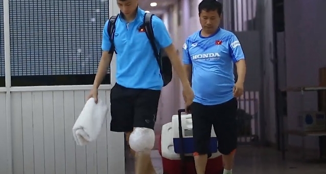 Đình Trọng phải chườm đá đầu gối, tập tễnh rời sân sau trận đấu với Bình Dương