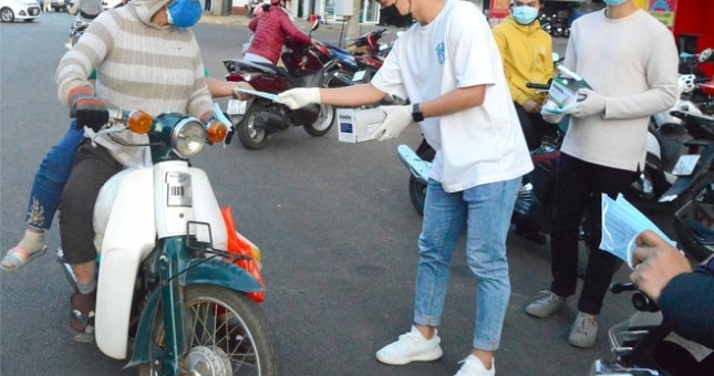 Sao HAGL đi phát khẩu trang miễn phí để phòng dịch corona