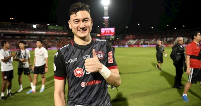 VIDEO: Văn Lâm ném bóng mang về bàn thắng cho Muangthong