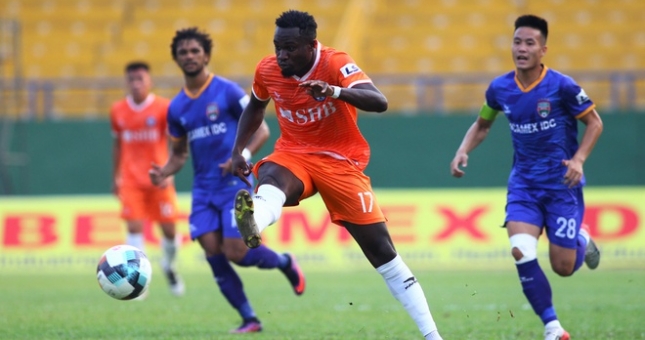 Ngoại binh bị 'tống cổ' vì cãi tay đôi với HLV Lê Huỳnh Đức