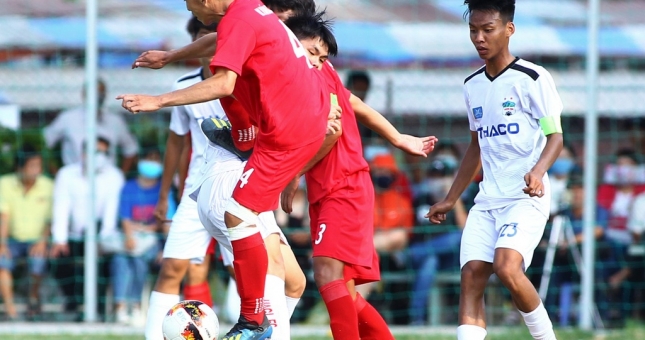Cầu thủ HAGL bị phạm lỗi thô bạo ở vòng loại U19 Quốc gia