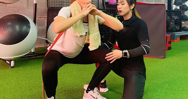 Hot girl TP.HCM múa côn nhị khúc như Lý Tiểu Long