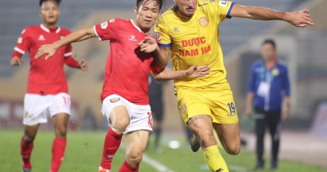 HLV Hà Tĩnh lý giải nguyên nhân chơi đôi công với Nam Định