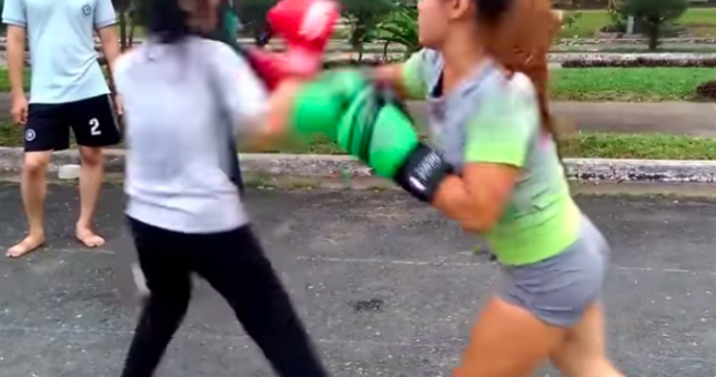 VIDEO: 2 bạn nữ xinh đẹp so tài boxing trên phố đi bộ
